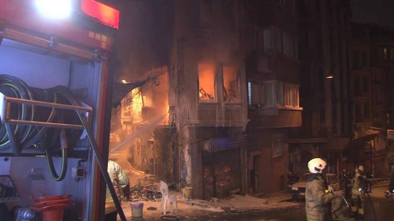 Beyoğlu’nda 4 katlı binada yangın paniği