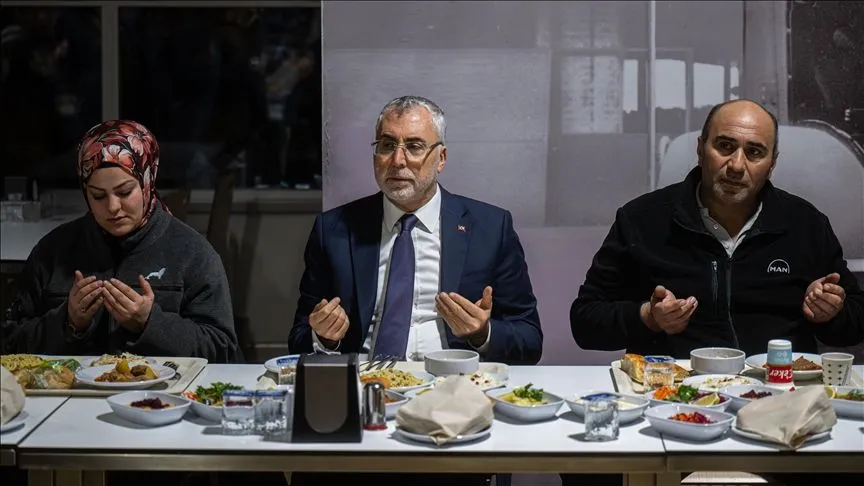 Çalışma ve Sosyal Güvenlik Bakanı Işıkhan, ilk iftarını fabrika işçileriyle yaptı