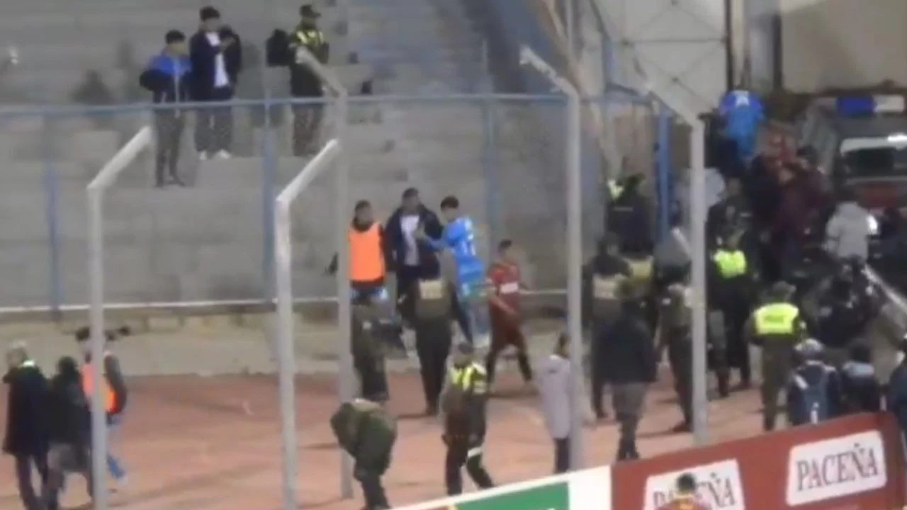 Futbol sahası ringe döndü: 17 kırmızı kart çıktı