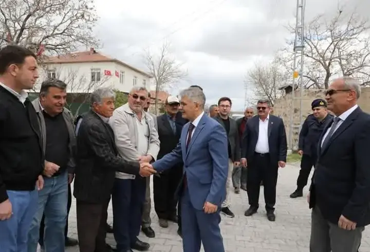 Niğde Valisi Cahit Çelik Obruk Köyünde çocuklara kitap hediye etti