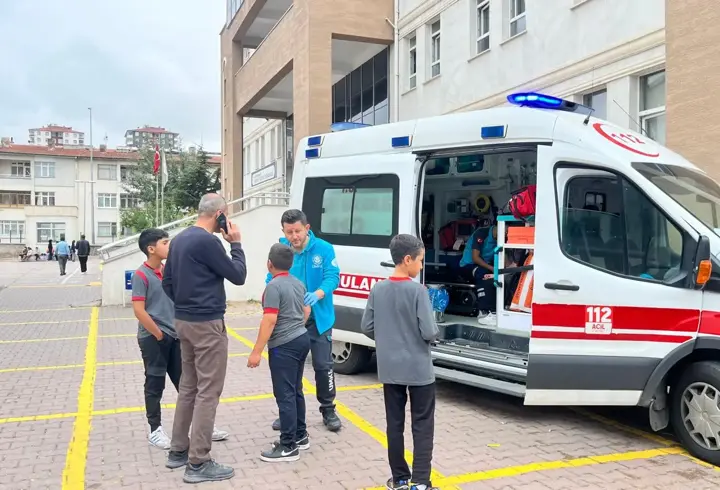 Yangın ziline basan öğrenci izdihama neden oldu: 14 yaralı