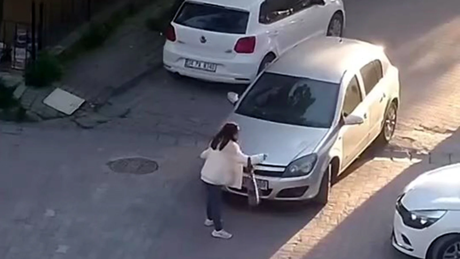 Sürücüleri rahat bırakmayan yaya! Bağırdı, küfür etti, tekmeledi