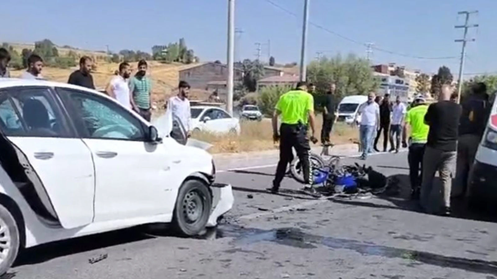 Otomobilin çarptığı motosikletteki baba oğul öldü