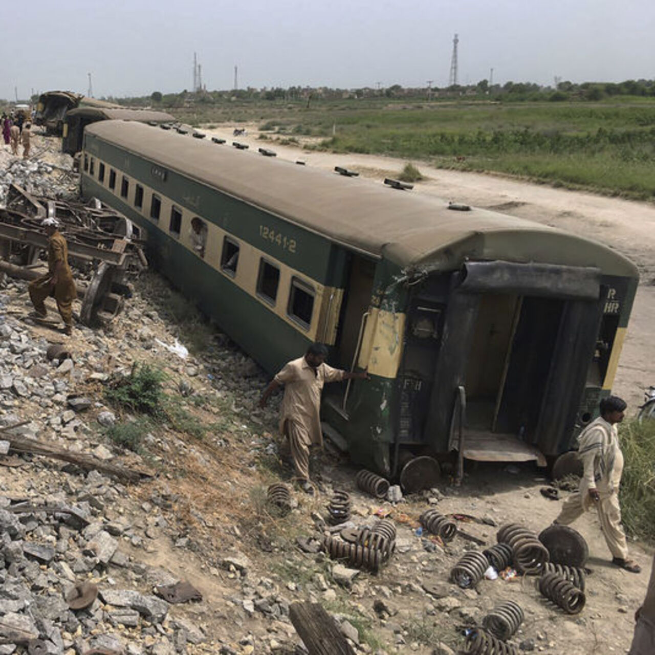 Pakistan'da tren saldırısı: 450 yolcu rehin!