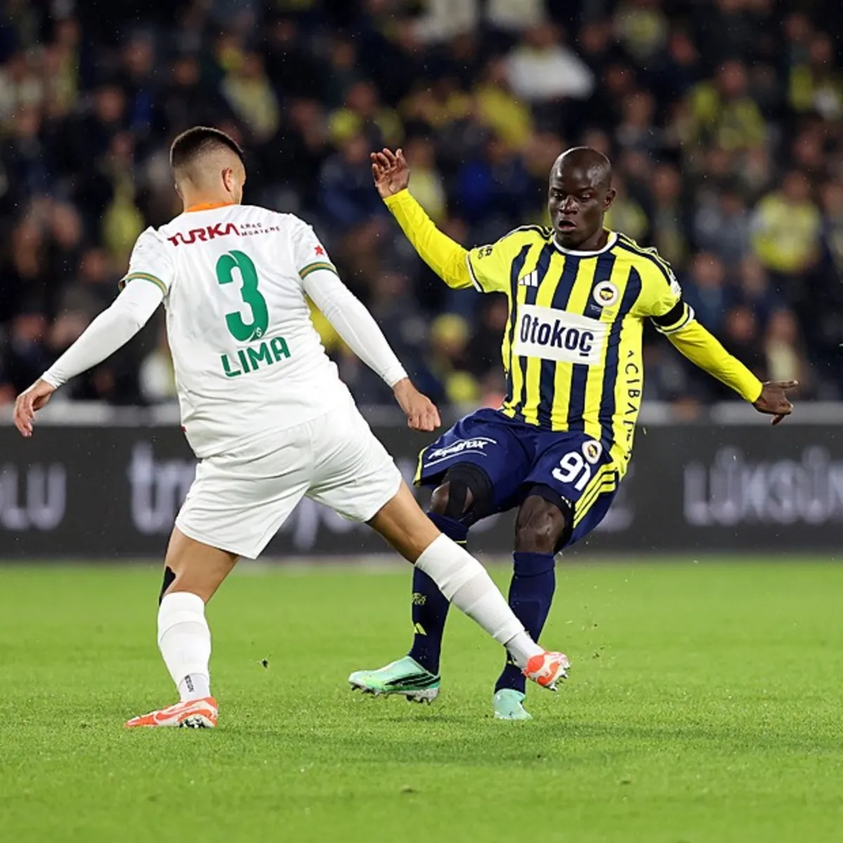 Fenerbahçe-Alanyaspor Maçında Penaltı Kararı! İşte O Pozisyon
