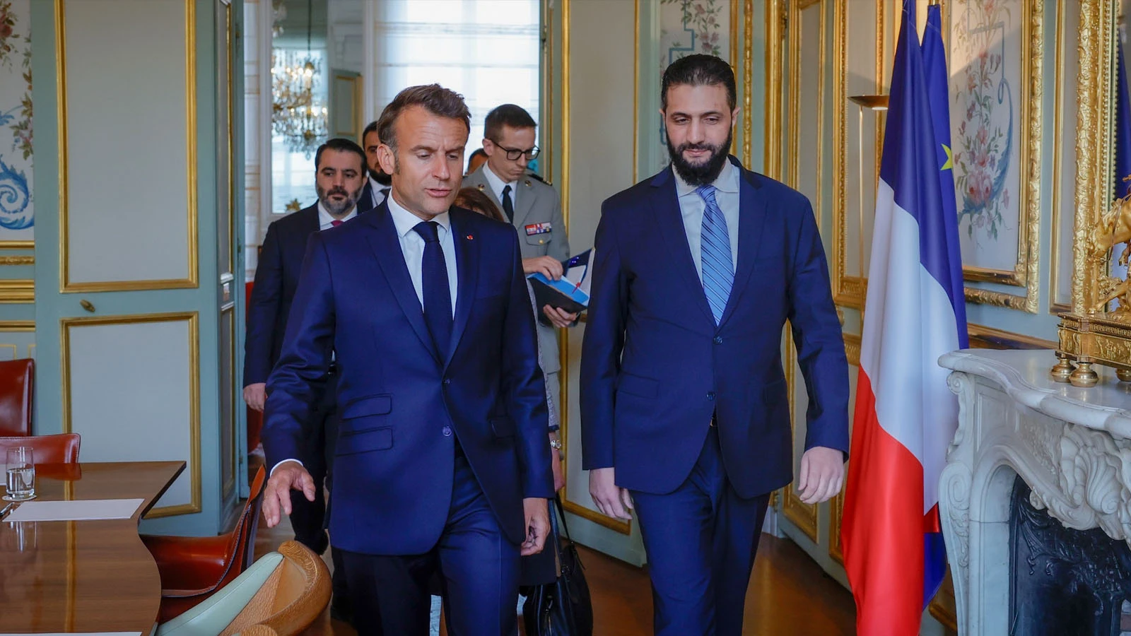 Ahmed Şara, Fransa'da Macron ile bir araya geldi! "Yaptırımlar kademeli olarak kaldırılmaya devam edecek