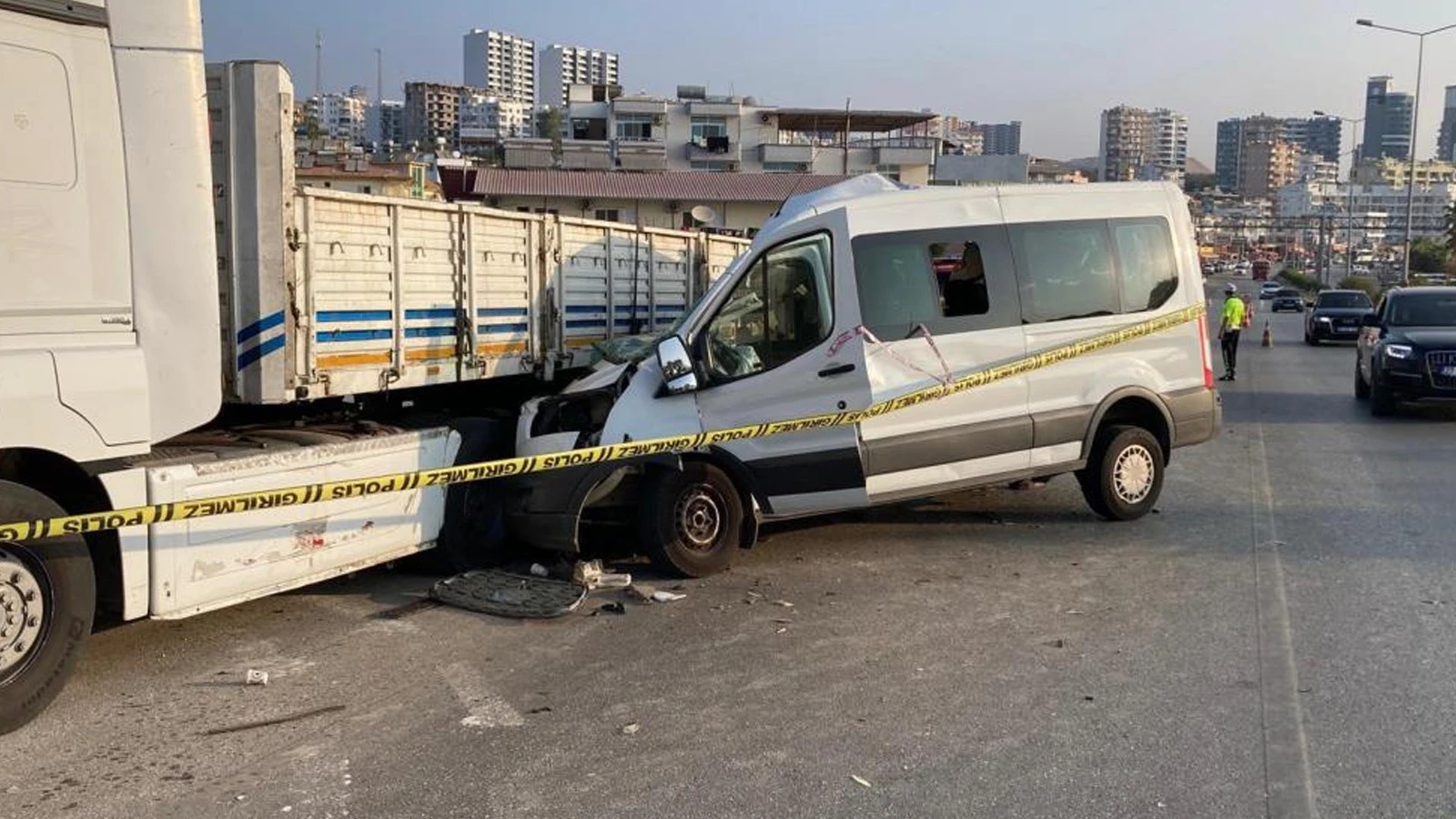 Mersin'de öğrencileri taşıyan minibüs tıra çarptı: 2 ölü, 10 yaralı