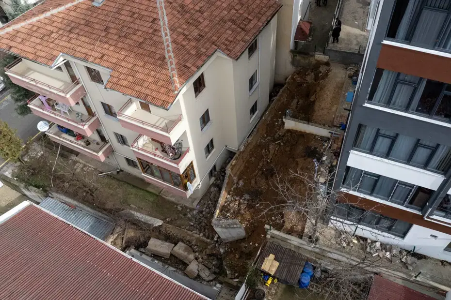 Ankara'da istinat duvarı çöktü, beş apartman tahliye edildi
