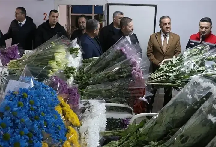 Sevgililer günü öncesi Yalova’da çiçek mezadı yoğun ilgi gördü