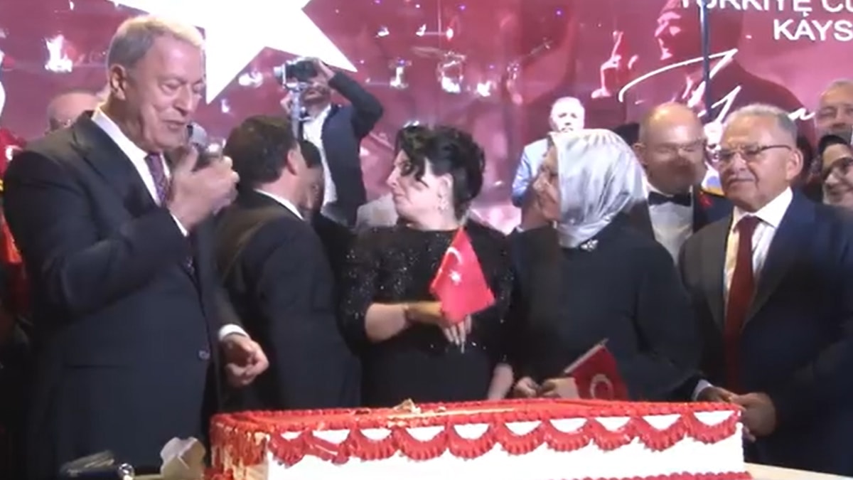 Hulusi Akar’ın pastalı yeni görüntüleri ortaya çıktı!
