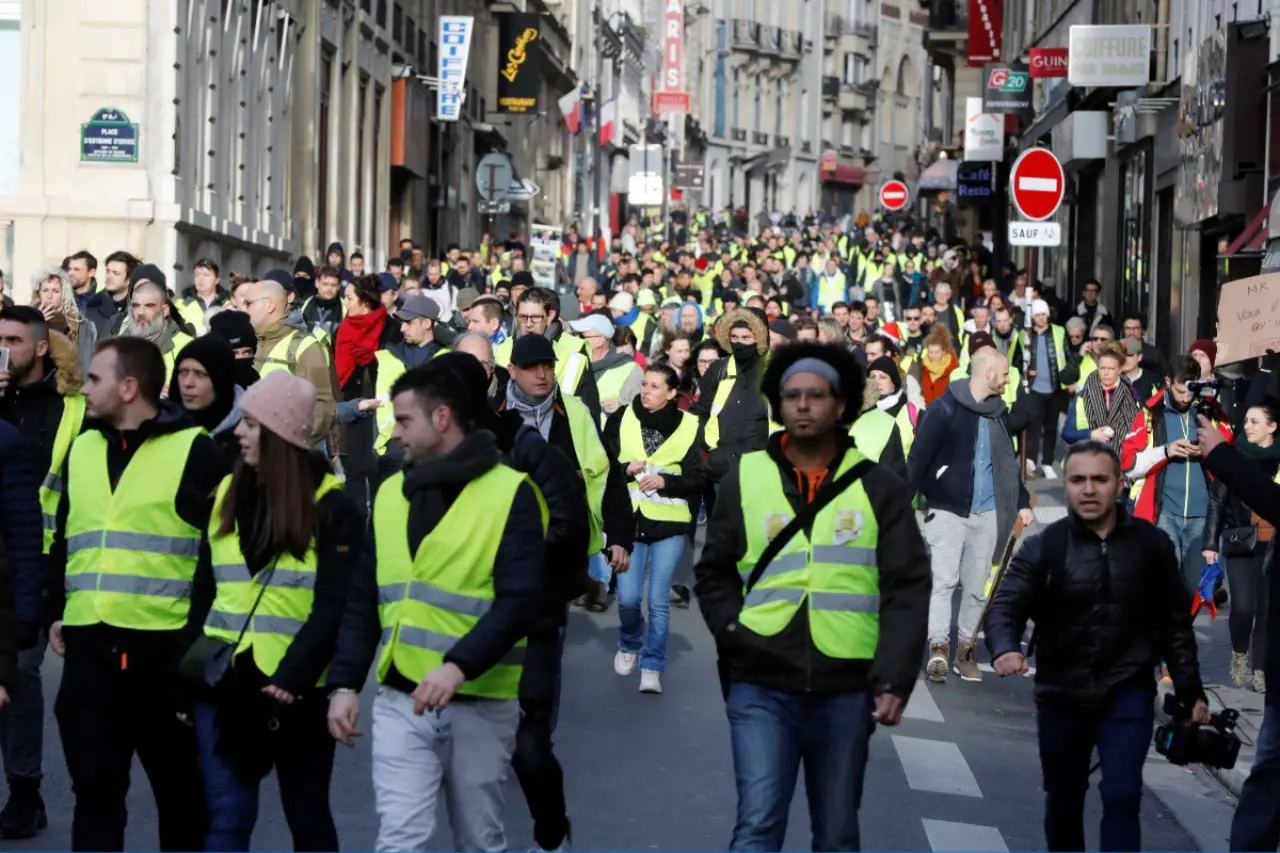 Fransa'da Sarı Yelekliler Yeniden Sokağa Çıktı: Ülke Genelinde Protesto Çağrısı