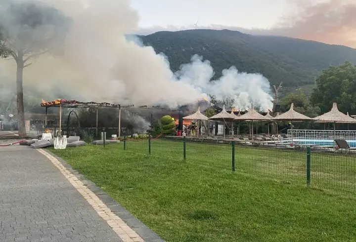Balıkesir'de korkutan yangın! Otelin bahçesinden alevler yükseldi