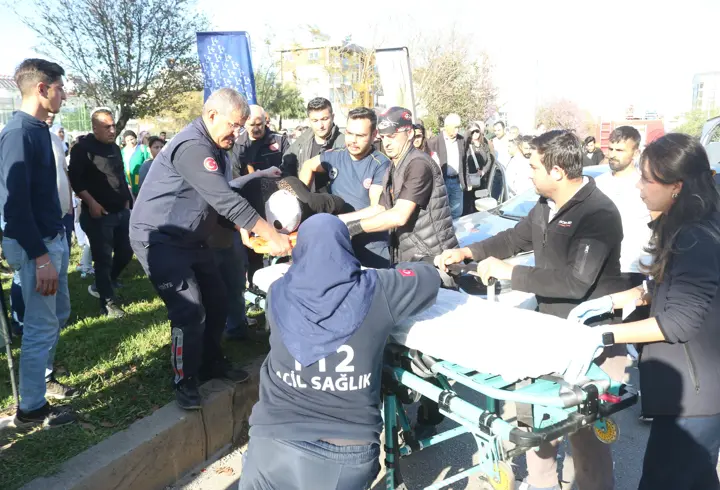 Park halindeyken harekete geçen otomobile başka araç çarptı: 3 yaralı