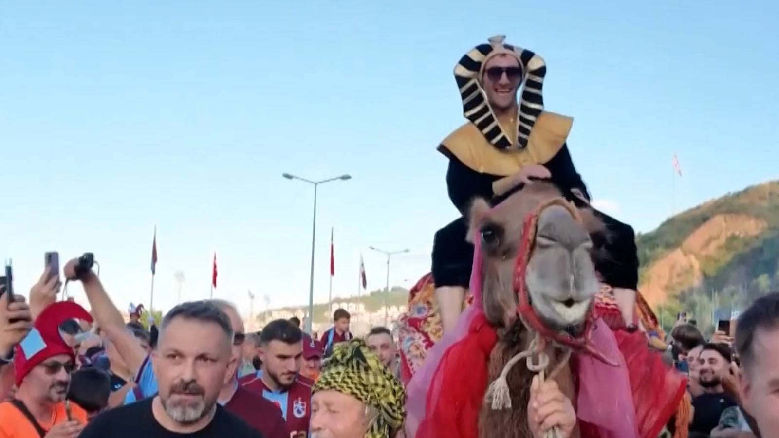 Salah sevgisi sınır tanımadı, maça firavun kostümü giyerek deve ile geldi