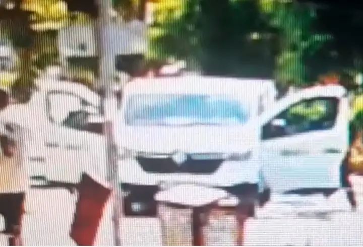 Önünü kestikleri otomobilin camını kırdılar