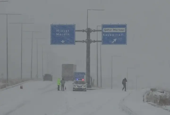Gercüş’te kardan yolu kapanan 2 diyaliz hastası hastaneye ulaştırıldı