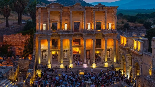 Rekoru Bakan Ersoy Duyurdu: Gece Müzeciliğinde Ziyaretçi Sayısı 1,3 Milyonu Aştı... Efes Zirvede, Galata Kulesi İkinci, Hierapolis Üçüncü Sırada