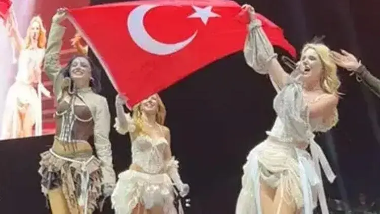Londra'da Manifest Rüzgarı! Konserde Türk Bayrağı Açtılar