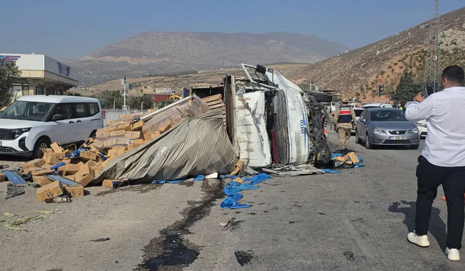 Freni arızalanan kamyon, ışıkta bekleyen 8 araca çarptı: 4 yaralı