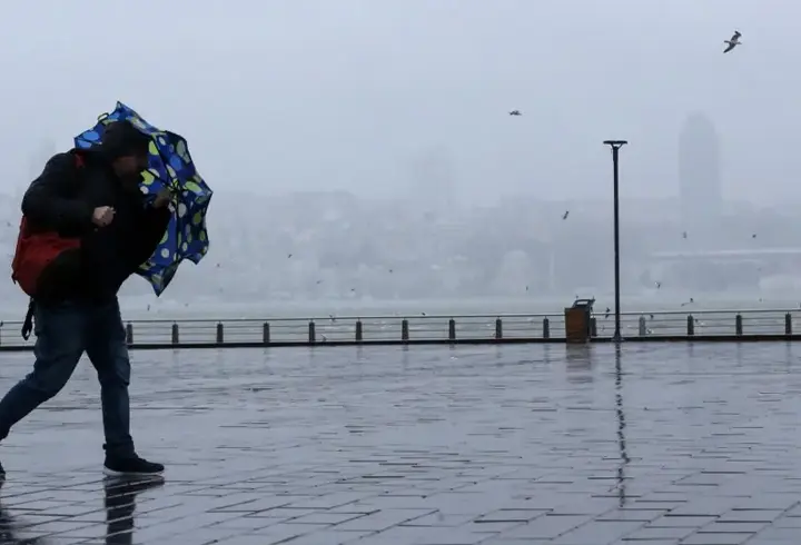 İstanbul’da fırtınanın bilançosu: 23 çatı uçtu, 28 ağaç devrildi