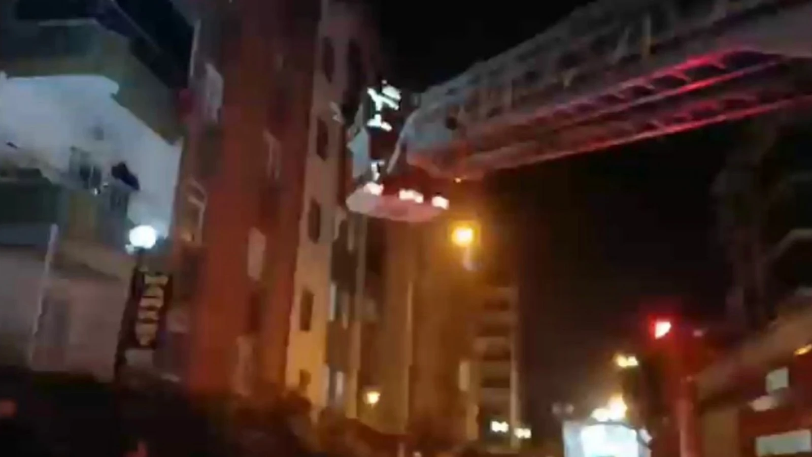 Ordu'da yangın esnasında balkonda mahsur kalan çocuk kurtarıldı 