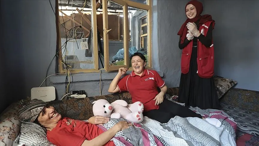 Konya'da yaşayan baba ve engelli kızı Türk Kızılayın sürpriziyle mutlu oldu