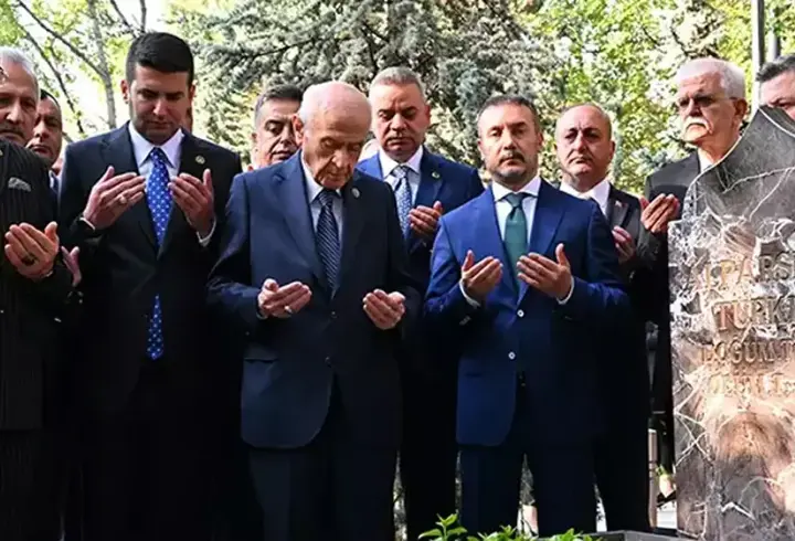 Devlet Bahçeli'den Türkeş'in kabri ve Ülkü Ocakları'na bayram ziyareti