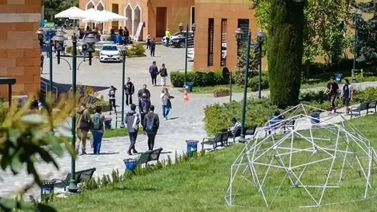 Mezuniyetinde pankart açmasıyla gündem olan öğrenci Cumhurbaşkanına hakaretten tutuklandı