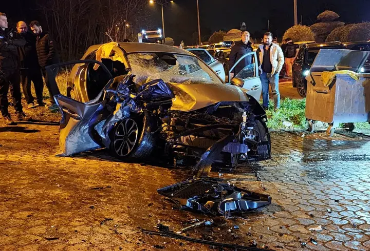 Bursa'da iki otomobil kafa kafaya çarpıştı: 3 yaralı