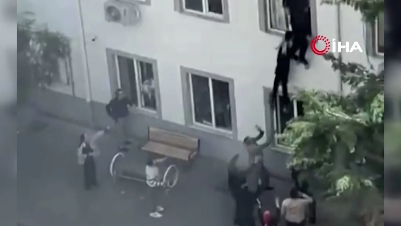 Silahlı saldırının yaşandığı okulda dehşet: Öğrenciler camdan böyle atladı