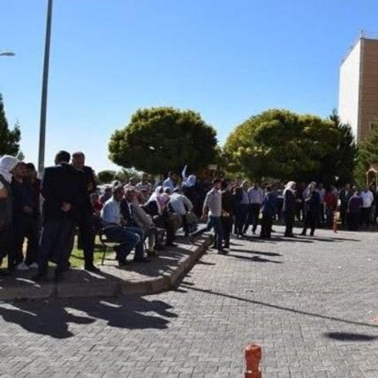 Polis merkezi önünde kavga: 5 yaralı, 12 gözaltı