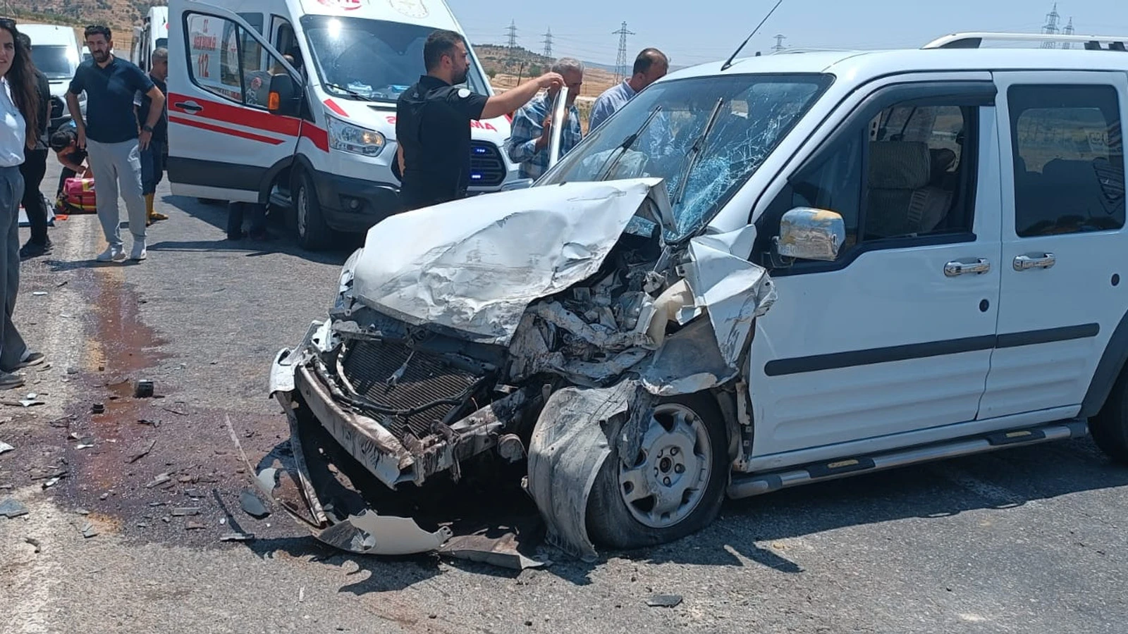 Siirt'te çarpışan pikap ve hafif ticari araçtaki 4 kişi yaralandı