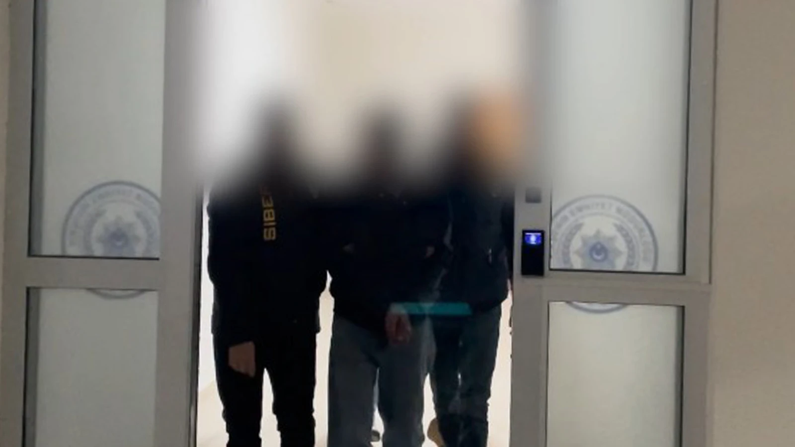 Telefonlara yükledikleri zararlı yazılımlarla hesapları boşalttılar