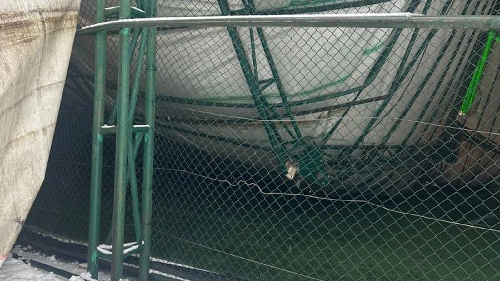 Mardin'nde yoğun kar nedeniyle kapalı halı sahanın çatısı çöktü