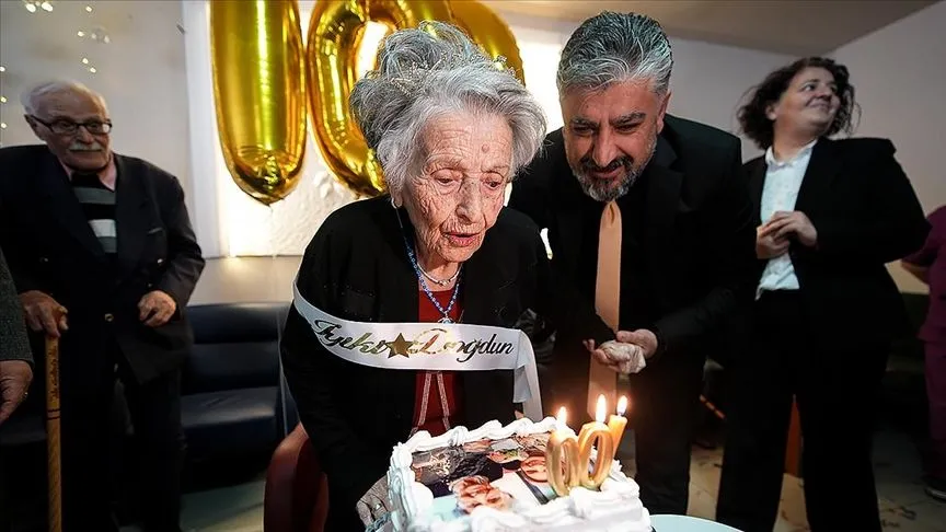 Huzurevi sakini 100. yaş gününü arkadaşları ve torunlarıyla kutladı