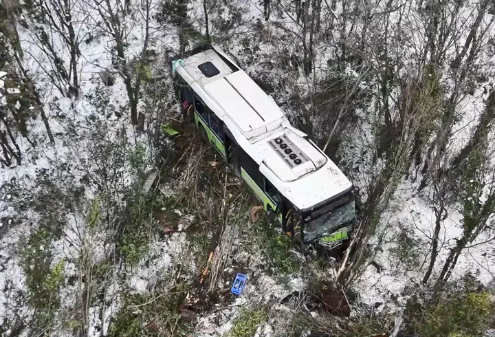 Kocaeli'de belediye otobüsü şarampole devrildi: 12 yaralı