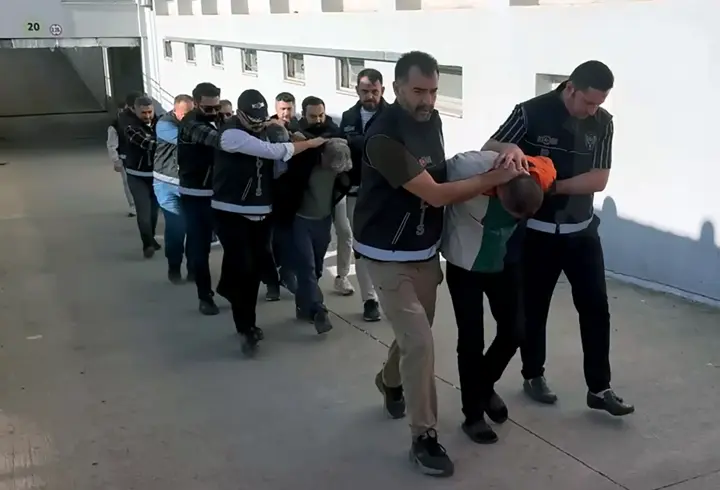 Suç örgütlerine silah ve mühimmat sağlayan çeteye operasyon; 11 tutuklama