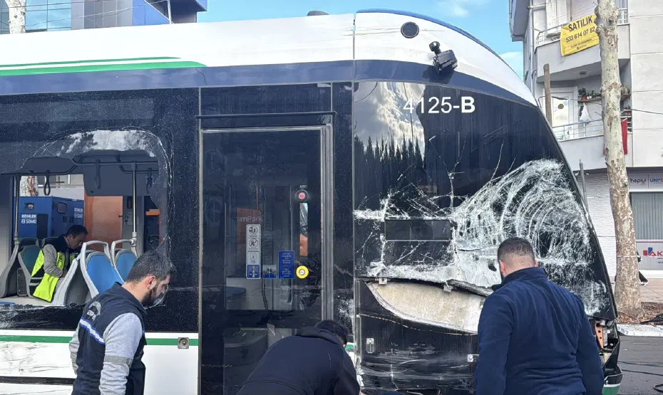 Çöp kamyonu ile tramvay çarpıştı, üç kişi yaralandı