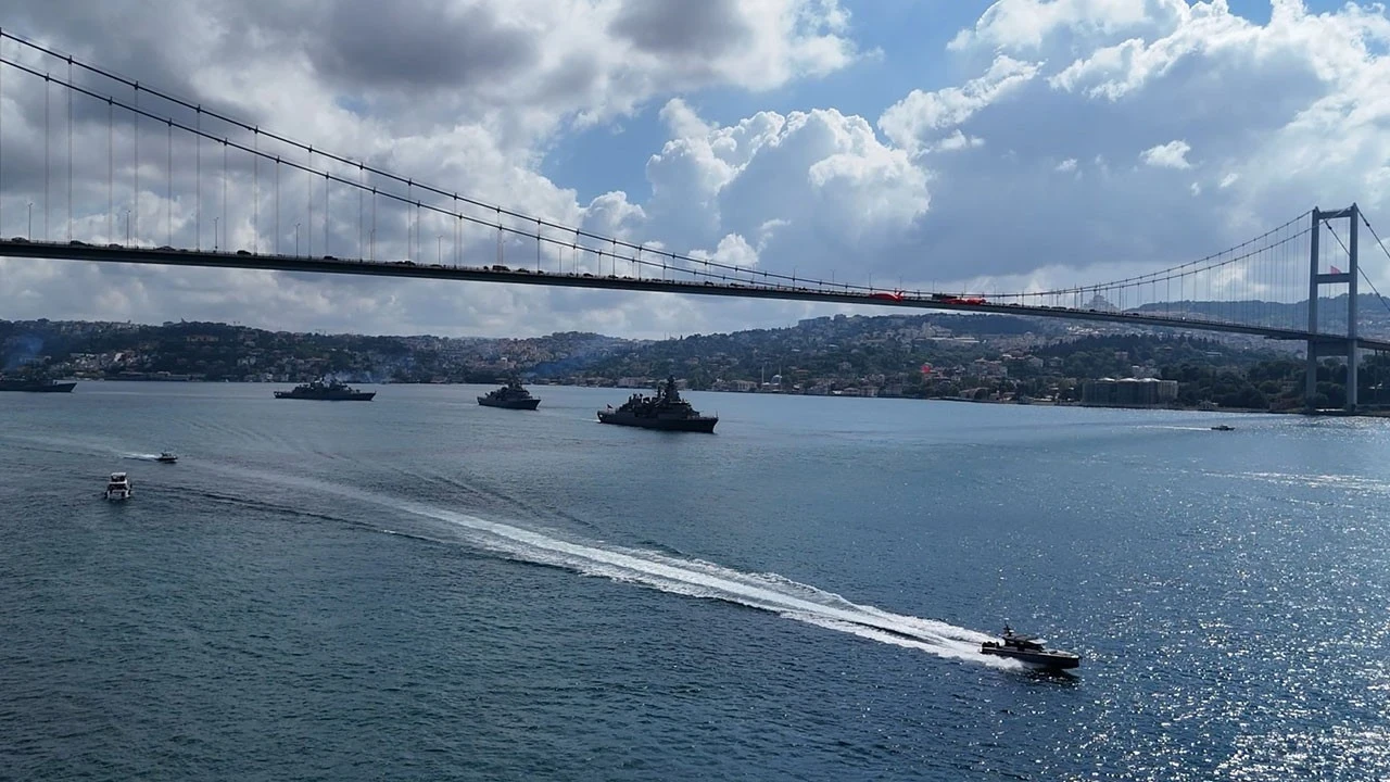 İstanbul Boğazı'nda Zafer Bayramı korteji