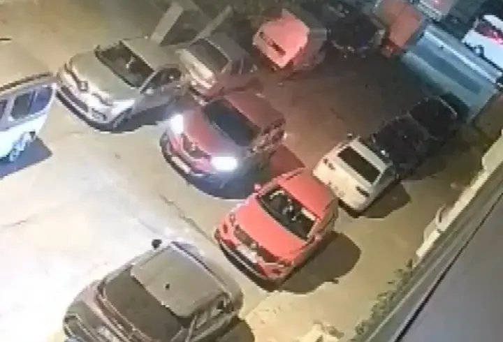Sultangazi'de otomobile silahlı saldırı; sürücü son anda kurtuldu