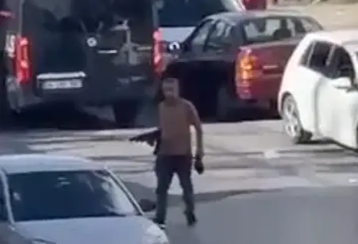 İstanbul- Başakşehir'de pompalı tüfekle sokağa çıktı, yolu kapattı
