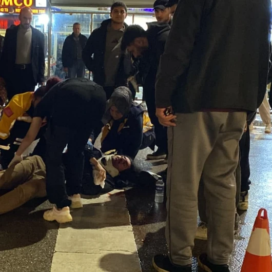 Bursa'da motosiklet yayaya çarptı: İki kişi yaralandı