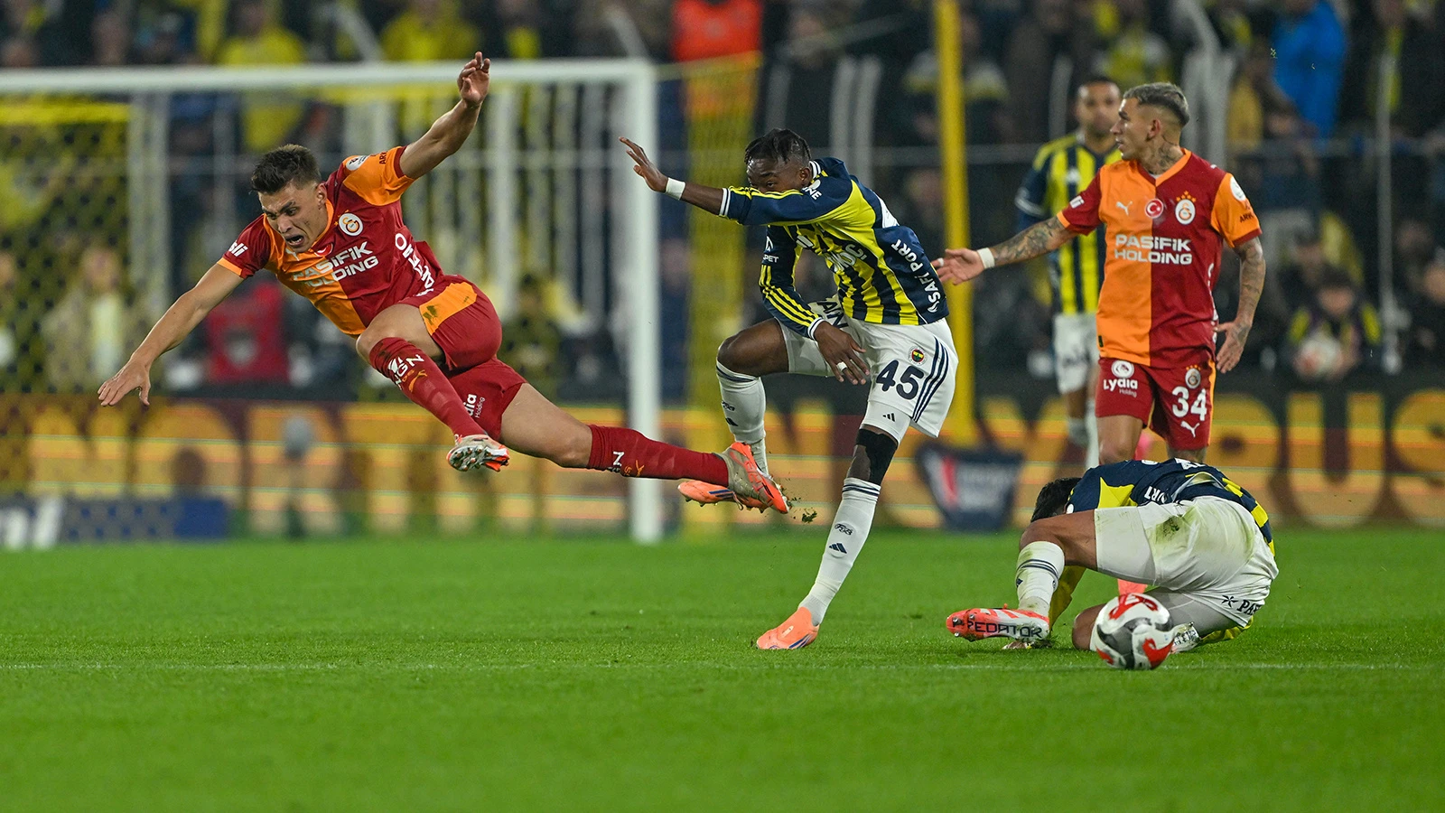 Galatasaraylı Kazımcan Karataş, sahayı sedyeyle terk etti