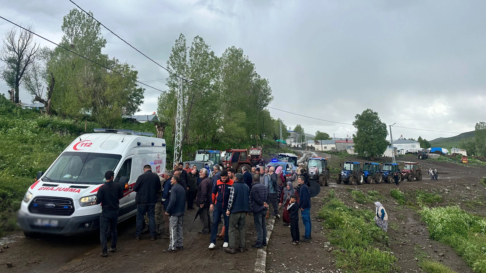 Kars'ta hayvan otlatırken yıldırım isabet eden çoban yaralandı