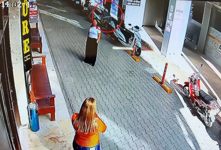 İş Hanının Dış Cephesindeki Cam, Sokaktaki Kadının Yanına Düştü; O Anlar Kamerada