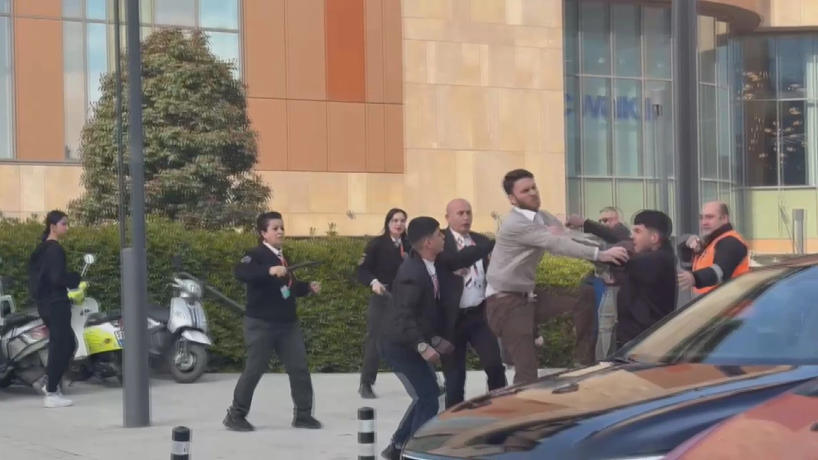 Maltepe'de dehşet anları! Önce tartıştı ardından bıçakla saldırdı