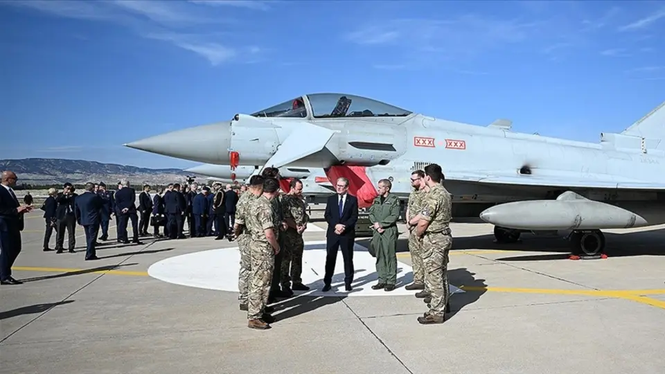 Starmer, Türkiye'ye getirilen Eurofighter'ları inceledi