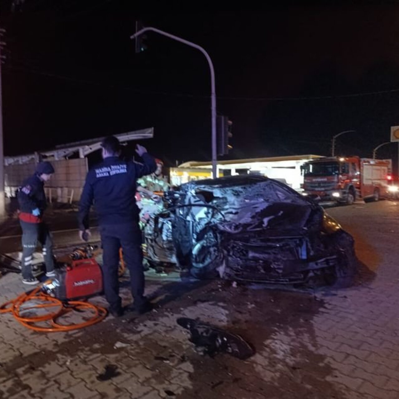 TIR ile çarpışan otomobil hurdaya döndü: 1 ölü, 3 yaralı