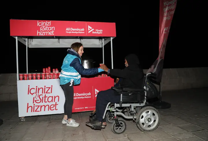 Yüreğir Belediyesi’nden vatandaşlara sıcak çorba ikramı