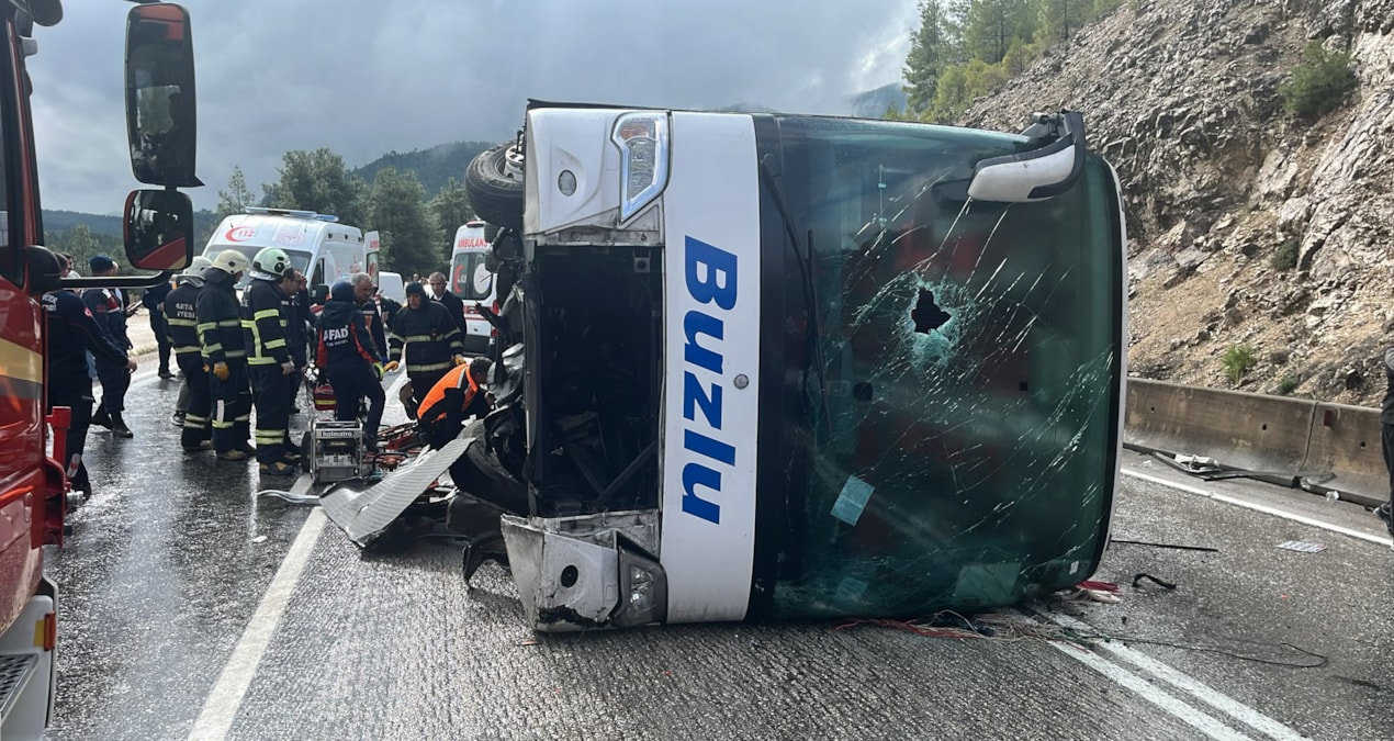 Son Dakika... Antalya'da Yolcu Otobüsü Devrildi: Ölü Ve Yaralılar Var